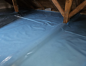 Zateplení stropu rodinného domu pomocí foukané izolace